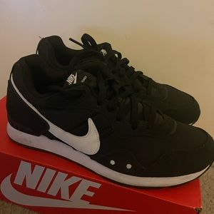 COPY - Women’s Nike venture runner / slightly used / size 10